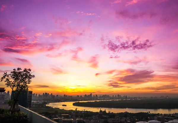 วิวแม่น้ําพระอาทิตย์ขึ้นในตอนเช้าที่สวยงาม — ภาพถ่ายสต็อก