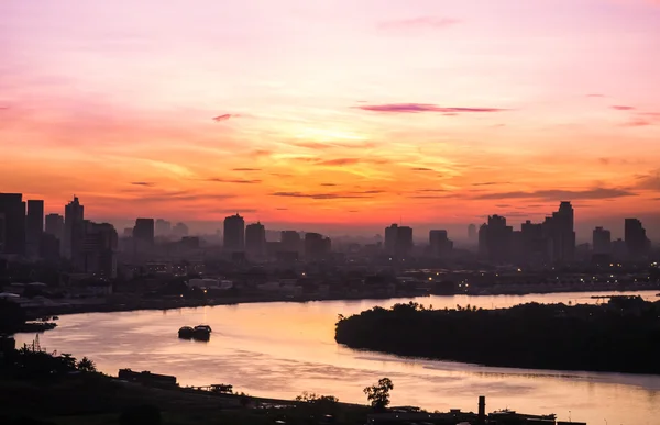 Jokinäkymä auringonnousuun ihanana aamuna — kuvapankkivalokuva