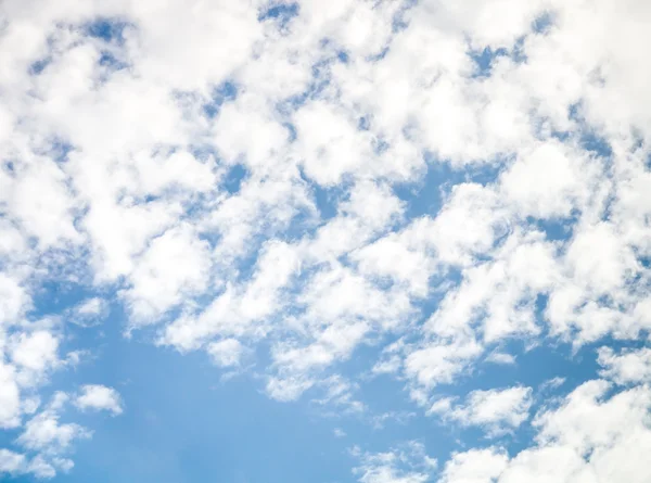 Mavi gökyüzünde bulut — Stok fotoğraf