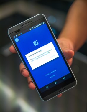 Facebook hesap kilitli. Kimlik onayı için soran.