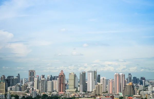 Paesaggio urbano nel cielo di luce del giorno — Foto Stock