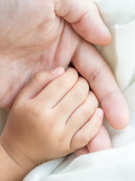 Förälder och dotter hålla hand — Stockfoto