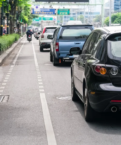 Autoschlange in der schlechten Verkehrsstraße — Stockfoto