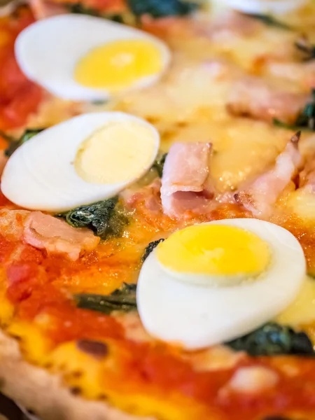 Vařené vejce, zakončena pizza — Stock fotografie