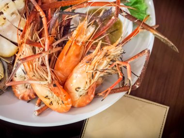 Kombinasyon ızgara deniz ürünleri