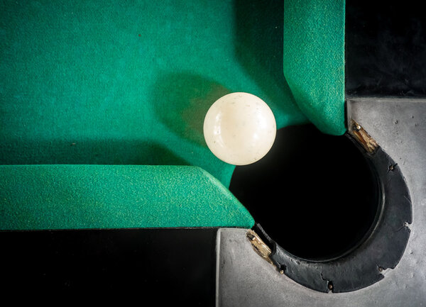 Белый мяч на углу
