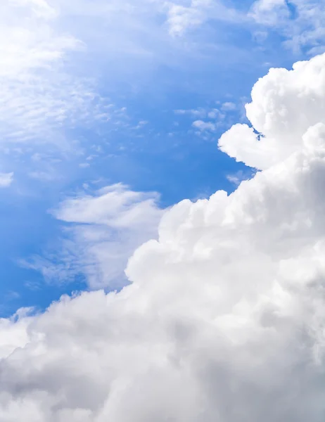 Nuvola nel cielo blu — Foto Stock