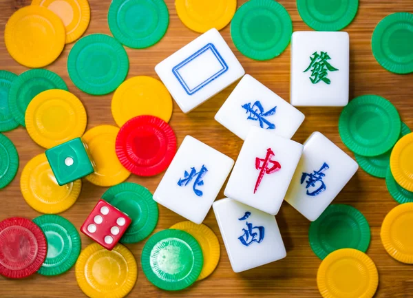 Mahjong, cips ve dices masada