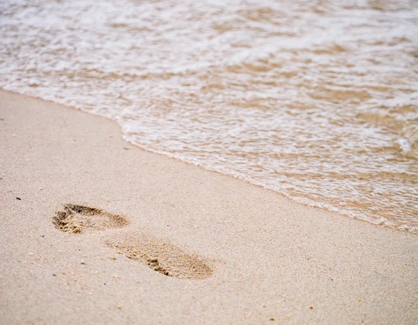 Menselijke voetafdruk op het strand — Stockfoto