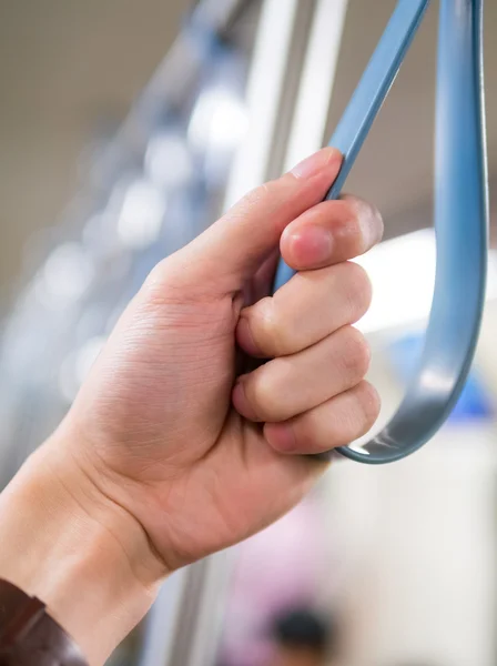 Hand som håller ledstången i kollektivtrafik — Stockfoto