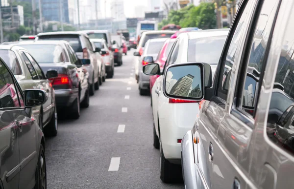 Fila de carro na estrada de trânsito ruim — Fotografia de Stock