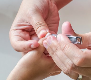 Çocuğun çivi kırpma