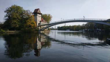 Nehirdeki taş kule ve köprü - Kültür Merkezi Insel Berlin