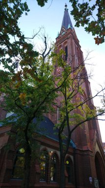 Berlin 'de güneşli bir günde Hıristiyan kilisesi