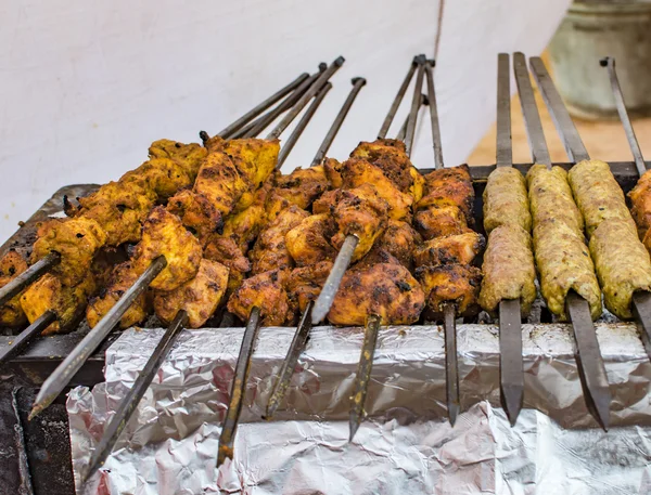 Kebabs assados sendo grelhados — Fotografia de Stock