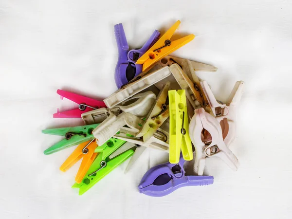 Yüzeyde birçok clothespins dönüştürün. — Stok fotoğraf