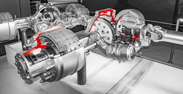Kamyon motoru ve sistem iç parçalarını