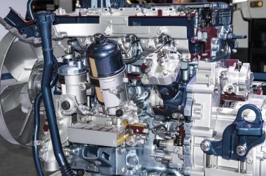 Büyük bir motor kapağı olmadan