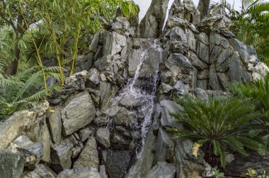 Su ile kayalık şelale