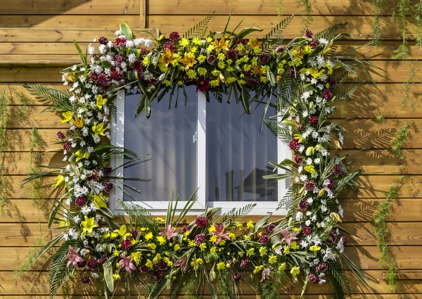 Zdobione okna z kwiatami — Zdjęcie stockowe