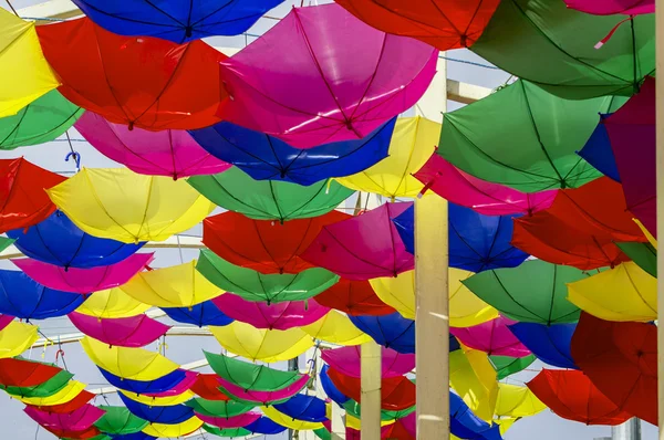 Bunte Regenschirme umgedreht — Stockfoto