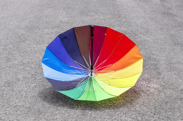 Tersine çevrilmiş çok renkli şemsiye — Stok fotoğraf