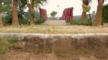 Köprünün üzerinden hızla yaklaşıyoruz.