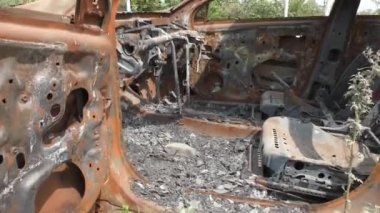 Yanan araba ve küller arabanın içinde yangından sonra bırakılmış.