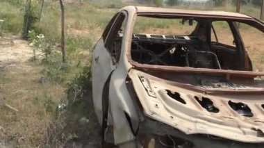 Yol boyunca yanmış bir araba ve vücudunda hiç boya kalmamış..