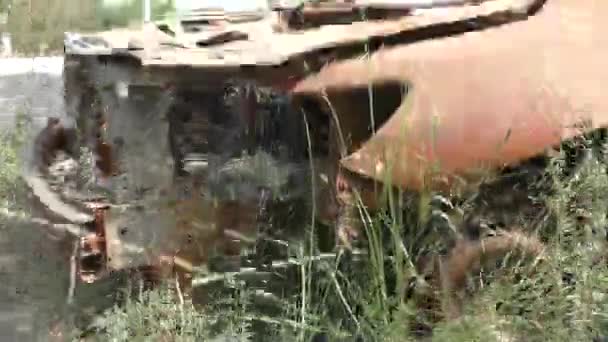 Coche Quemado Mostrando Parte Delantera Del Vehículo Con Óxido Sobre — Vídeo de stock