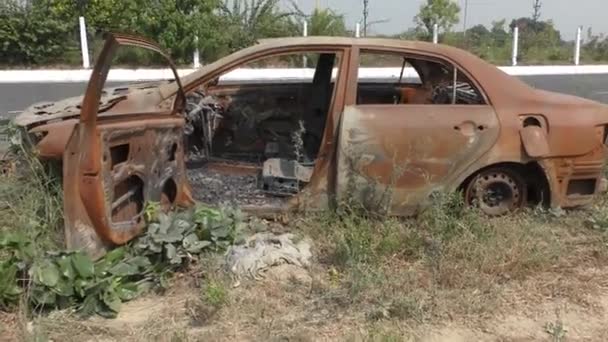 Coche Quemado Con Puerta Abierta Que Tiene Pintura Cuerpo — Vídeo de stock