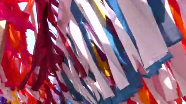 Fliegende Dekorationsstücke Wind Mit Bunten Stücken Und Gegenständen — Stockvideo