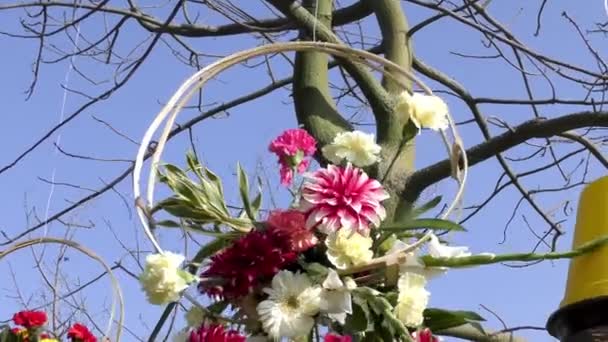 Mały Kosz Ozdobiony Kwiatami Wiszący Drzewie Nitką — Wideo stockowe