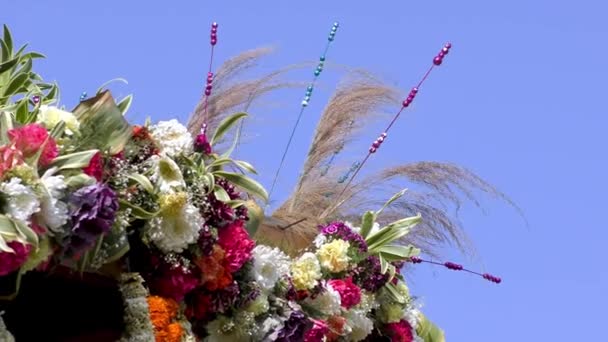 Decoração Com Belas Flores Telhado Movendo Com Vento — Vídeo de Stock