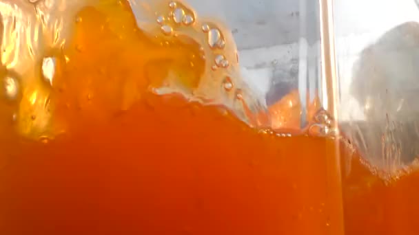 Orangefarbene Flüssigkeit Bewegt Und Vermischt Sich Glas Und Bewegt Sich — Stockvideo