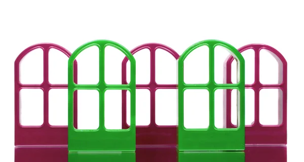 Пять фиолетовых и зеленых дверных рам — стоковое фото