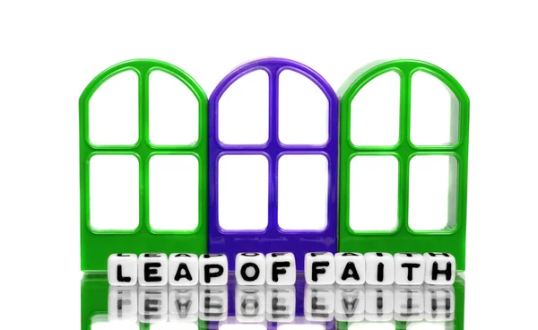 Sprong van het geloof op groene en blauwe deuren — Stockfoto