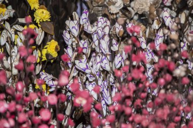 Mavi ve beyaz Suni çiçekler