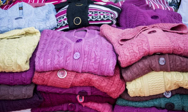 Swetry na sprzedaż — Zdjęcie stockowe