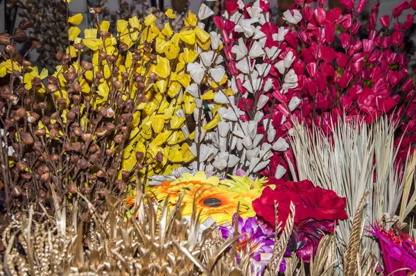 Fiori artificiali misti — Foto Stock