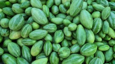 Sivri su kabakları olarak da bilinen bir parwal yığını, taze sebze stoklarının sergilendiği bir mağazada satışa sunuluyor..