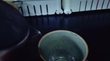 Sıcak dumanı tüten su fincana dökülür çay yapmanın ilk adımı olarak, tazeliği ve sıcaklığı vurgular..