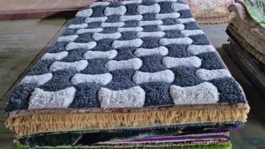 Katmanlı renkli halılar kalın ve yumuşak görünür. Kumaş gösterilerinde konfor ve işçiliği vurgularlar..