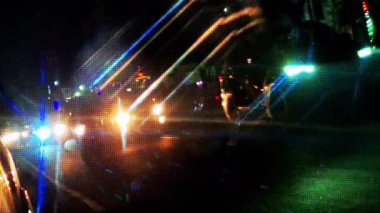 Yüksek kontrastlı ışık çizgileri ve renkli şehir parlatıcıları yoğun bir dijital yarım ton ızgarası boyunca titreşiyor. Bu enerjik vj döngüsü kentsel gece fotoğrafçılığını cesur, pikselli bir estetik ile harmanlıyor..