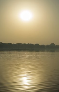 Nehir su güneş ışığı yansıması