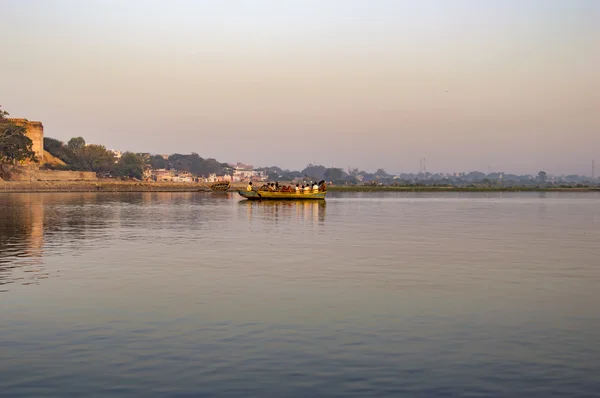 Boot met mensen kruising rivier — Stockfoto