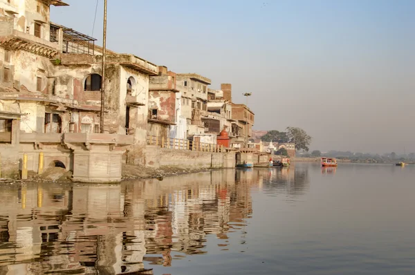 Città vecchia con fiume e barche — Foto Stock