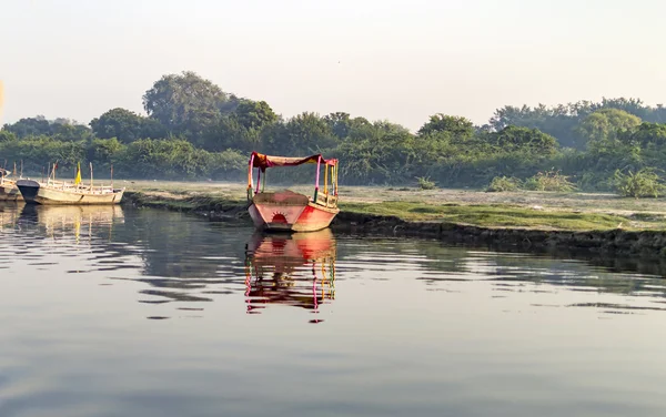 Nehir kenarında tekne — Stok fotoğraf