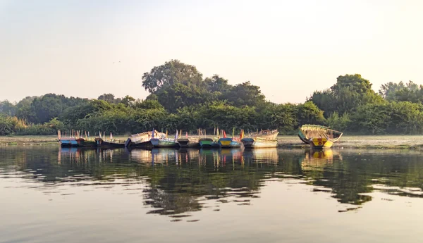 Nehri, tekneler — Stok fotoğraf