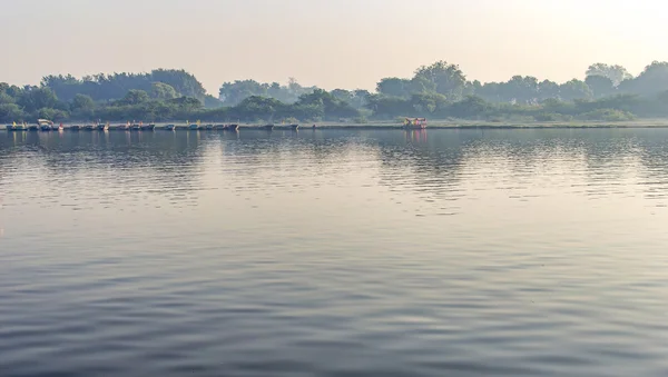 Річковий берег з човнами і відображенням у воді — стокове фото